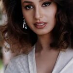 Kashmera Shah Instagram - A throwback picture from the 90 s when I was filming for my films #yesboss and #pyaartohounahitha This hair style was trending then. #reveal #throwback #90 #20 #young #youth #bollywood #bollywoodsongs #bollywoodactress #bollywoodstyle #bollywoodmovies #bollywoodactor #bollywooddance #bollywoodfashion #bollwoodmusic #kashmerashah #kashmirashah #kash
