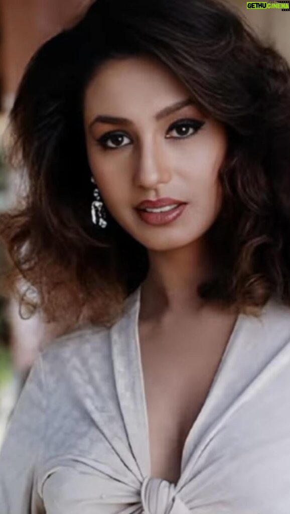 Kashmera Shah Instagram - A throwback picture from the 90 s when I was filming for my films #yesboss and #pyaartohounahitha This hair style was trending then. #reveal #throwback #90 #20 #young #youth #bollywood #bollywoodsongs #bollywoodactress #bollywoodstyle #bollywoodmovies #bollywoodactor #bollywooddance #bollywoodfashion #bollwoodmusic #kashmerashah #kashmirashah #kash