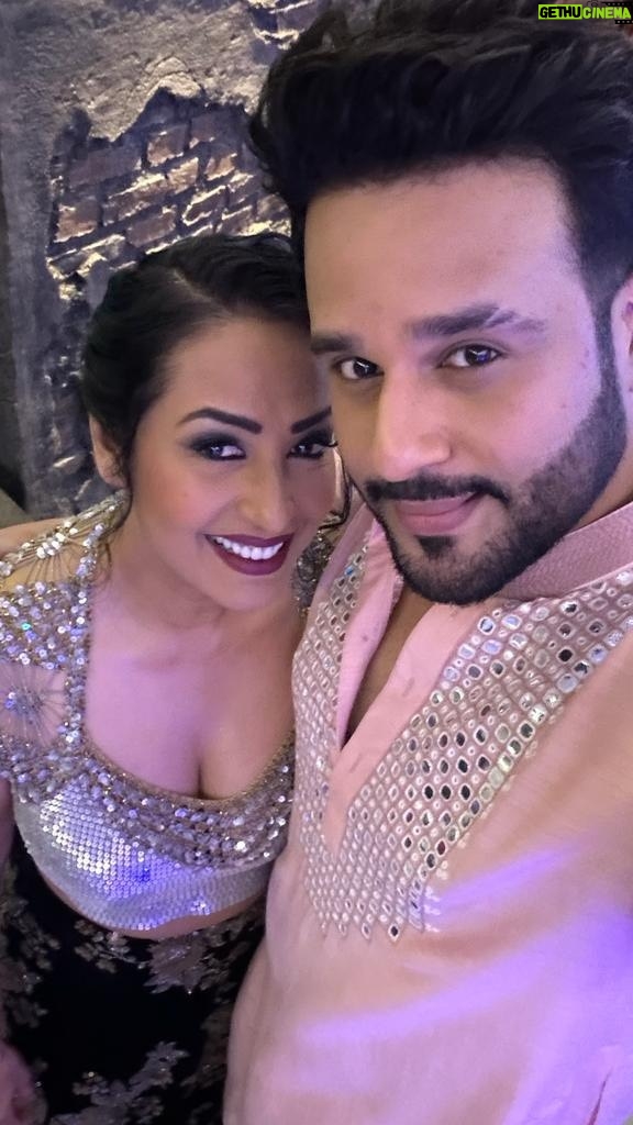 Kashmera Shah Instagram - When you are at my house be assured that you can be pulled up to dance anytime @krushna30 @bhavnajaiswal02 #kashmerashah #bollywood #dance #beedijalaile #star