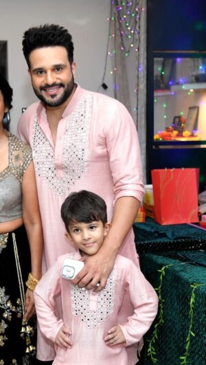 Kashmera Shah Instagram - Lovely father and son outfit by @anjali_lilaria Please do contact her for amazing made to order outfits. Love ya Anjali #kashmerashah #rayaanksharma