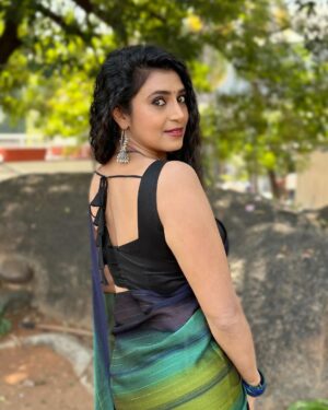 Kasthuri Shankar Instagram - One day to christmas.....

#sareeswag #desibeauty #kasthuri #hourglassbody #sareeswag #desibeauty #tamizhponnu #teluguactress #gruhalakahmi