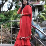 Kavitha Gowda Instagram - “Females are the most beautiful, gorgeous creatures in the whole world. And I think that we are gorgeous no matter what size we are.” —Alicia Keys, @ck_studios26 @ck_studios26 @ck_studios26 MUA @makeupby_tejashwini Jewellery @beadedtreasuresjewelry Wardrobe @vibbhinna Photography @stories_by_actioncut #weddingphotography #preweddingshoot #preweddingphotography #photography #photoshoot #bridalphotoshoot #makeupartist #makeupaddict #eventplanner #eventdecor #weddingdecor #weddingdecoration #weddingcatering #bridaljewellery #bridalcostume