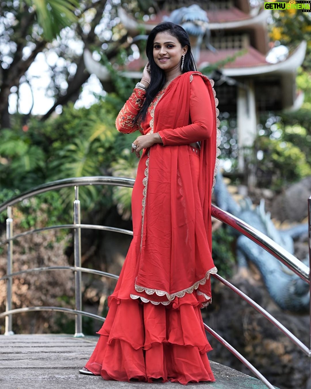 Kavitha Gowda Instagram - “Females are the most beautiful, gorgeous creatures in the whole world. And I think that we are gorgeous no matter what size we are.” —Alicia Keys, @ck_studios26 @ck_studios26 @ck_studios26 MUA @makeupby_tejashwini Jewellery @beadedtreasuresjewelry Wardrobe @vibbhinna Photography @stories_by_actioncut #weddingphotography #preweddingshoot #preweddingphotography #photography #photoshoot #bridalphotoshoot #makeupartist #makeupaddict #eventplanner #eventdecor #weddingdecor #weddingdecoration #weddingcatering #bridaljewellery #bridalcostume