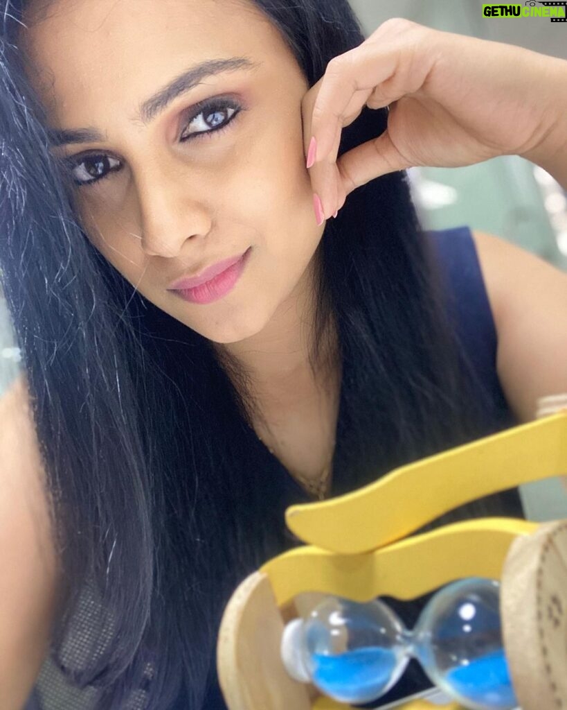 Kavitha Gowda Instagram - Love is like hourglass ,with the heart filling up the brain empties,.JR The more sand that escapes from the hourglass of your life the clear we should see through it ,.JP.❤️❤️😁😁