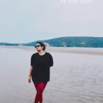 Kavitha Nair Instagram - Meet my new reel editor - “memories” 🤷‍♀️ #rainybeachdays #myleos