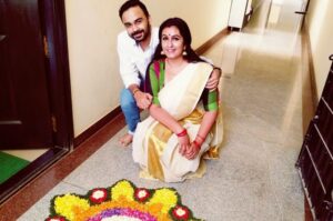 Kavitha Nair Instagram - കുറേ വർഷങ്ങൾക്കു മുന്നേ ഒരു ഉത്രാടത്തിനായിരുന്നു വിവാഹം :) 

#partner