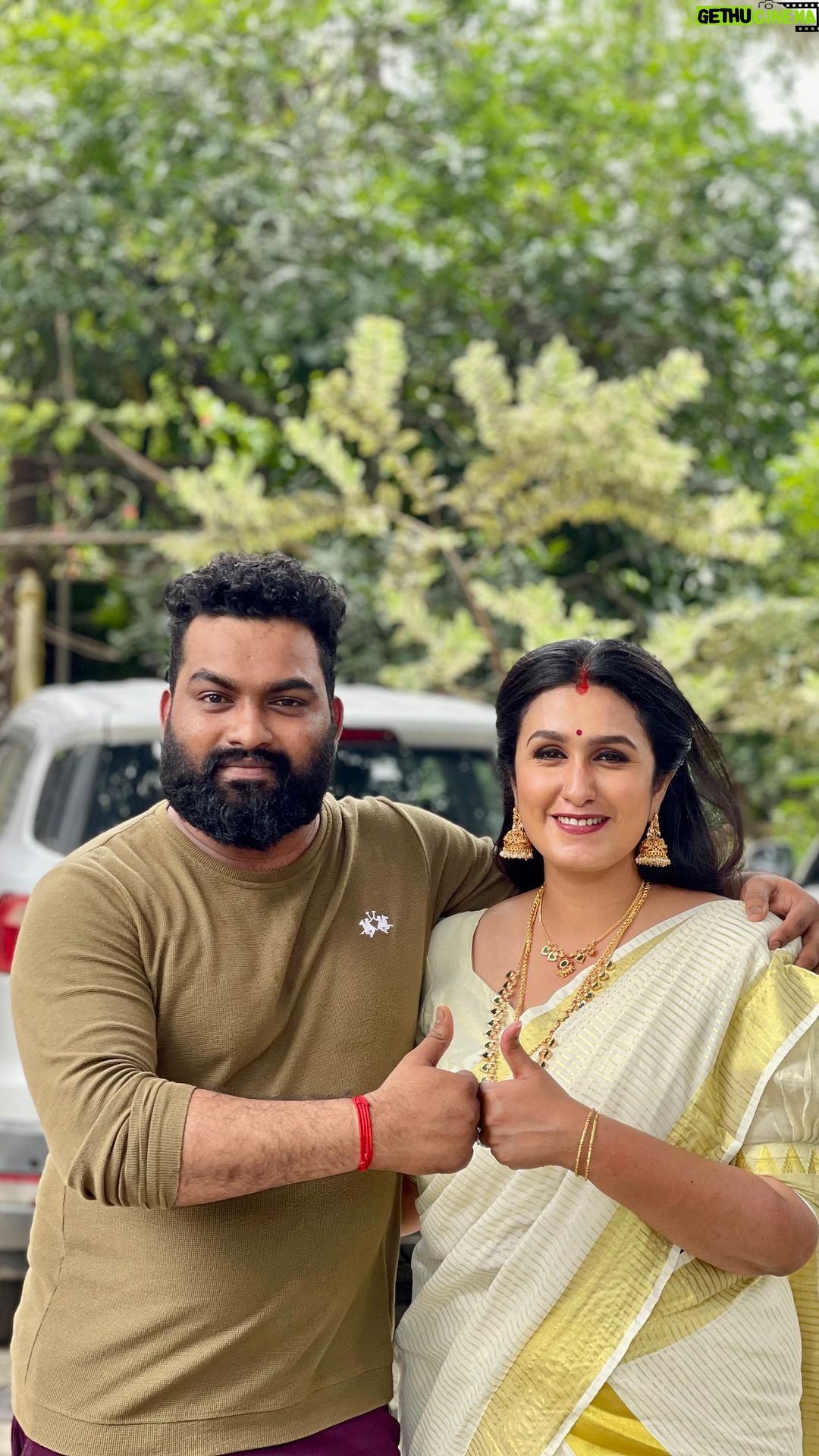 Kavitha Nair - 12.8K Likes - Actress @poetrysnaps
Styling @nithinsuresh_su
Blouse @zoul_designz
Set mund @vihania_designz
Jewls @kaya_online_
#instagramers #reelsinstagram #instathreads #nithinsureshstylist