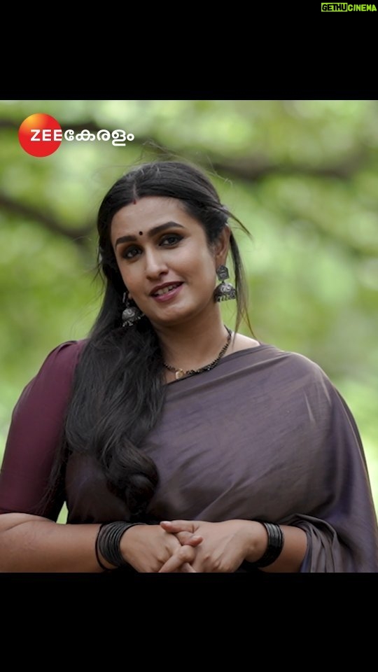 Kavitha Nair Instagram - Anuraga Ganam Pole | Mon- Fri | 9 PM | Zee Keralam പ്രണയ നിമിഷങ്ങളുടെ ഒരു പുതിയ യാത്ര ഇവിടെ തുടങ്ങുന്നു.അനുരാഗ ഗാനം പോലെ മറക്കാതെ കാണുക തിങ്കൾ മുതൽ വെള്ളിവരെ രാത്രി 9 മണിക്ക് നമ്മുടെ സ്വന്തം സീ കേരളം ചാനലിൽ #ZeeKeralam #NeithedukkamJeevithaVismayangal #AnuragaGanamPole #ZeeKeralamHD #ZeeKeralamOnMyTv #AnuragaGanamPoleonZeeKeralam #ZKPromos Watch Anytime, Anywhere on ZEE5 - https://zee5.onelink.me/RlQq/fmalDownloadZEE5App