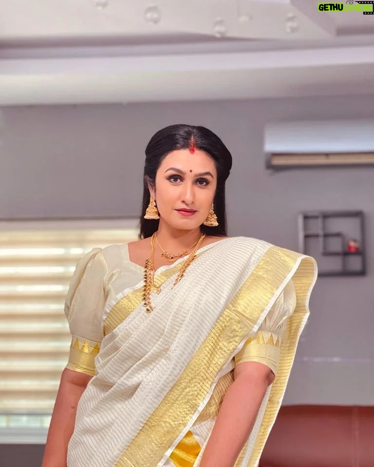 Kavitha Nair Instagram - When you’re truly happy, your eyes become bigger and brighter. Make your eyes so expressive so they can speak your true emotions. . . . . . . . . . . . . . . . . . . . . #zeekeralam #kerala #actresslife #zee #poetrysnaps #entekeralam #actress #kavithanair #malayalamserial #anuragaganampole #zeekerala