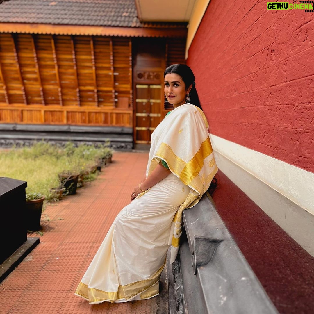 Kavitha Nair Instagram - കേരളപ്പിറവി ആശംസകൾ ♥️