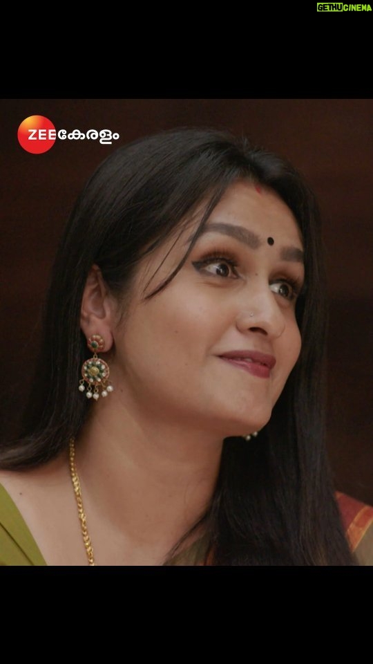 Kavitha Nair Instagram - Anuraga Ganam Pole | Mon- Fri | 9.30 PM | Zee Keralam ഗിരിയുടെ കമ്പനിയിൽ തനിക്ക് ഇഷ്ടപ്പെട്ട ജോലി കിട്ടിയ സന്തോഷത്തിൽ സുമിത.മറക്കാതെ കാണുക അനുരാഗഗാനം പോലെ തിങ്കൾ മുതൽ വെള്ളിവരെ രാത്രി 9.30 ന് നമ്മുടെ സ്വന്തം സീ കേരളം ചാനലിൽ #ZeeKeralam #NeithedukkamJeevithaVismayangal #AnuragaGanamPole #ZeeKeralamHD #ZeeKeralamOnMyTv #AnuragaGanamPoleonZeeKeralam #ZKPromos Watch Anytime, Anywhere on ZEE5 - https://zee5.onelink.me/RlQq/fmalDownloadZEE5App