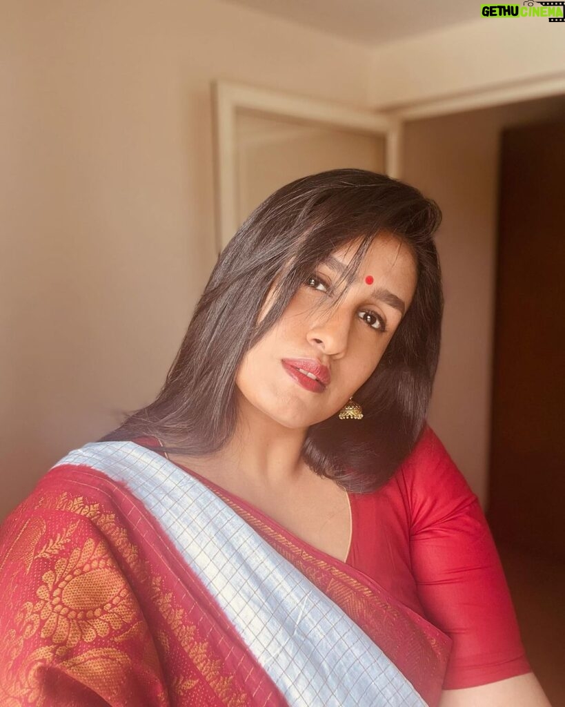 Kavitha Nair Instagram - എല്ലാവർക്കും മഹാനവമി ആശംസകൾ.. സുമിതയ്ക്ക് കിട്ടിയ സമ്മാനമാണ് ഈ സുങ്കുടി സാരി ♥️ ഒത്തിരിയൊത്തിരി സ്നേഹം @induvmenon ♥️🤗