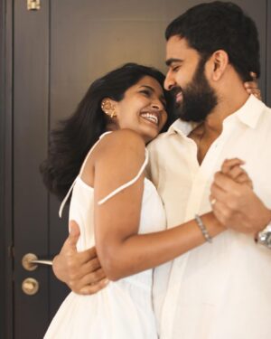 Keerthi Pandian Instagram - Merry Christmas to you from us 🎄♥️

#christmas #home 

Captured by our dearest @tarunkoliyot