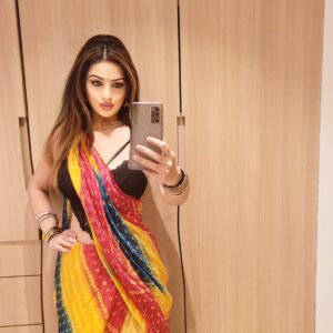 Kenisha Awasthi Instagram - When in Rome act like the Romans..
When in Ahmedabad, dress in a Bandhni 🥻

Pre event selfie 🤳