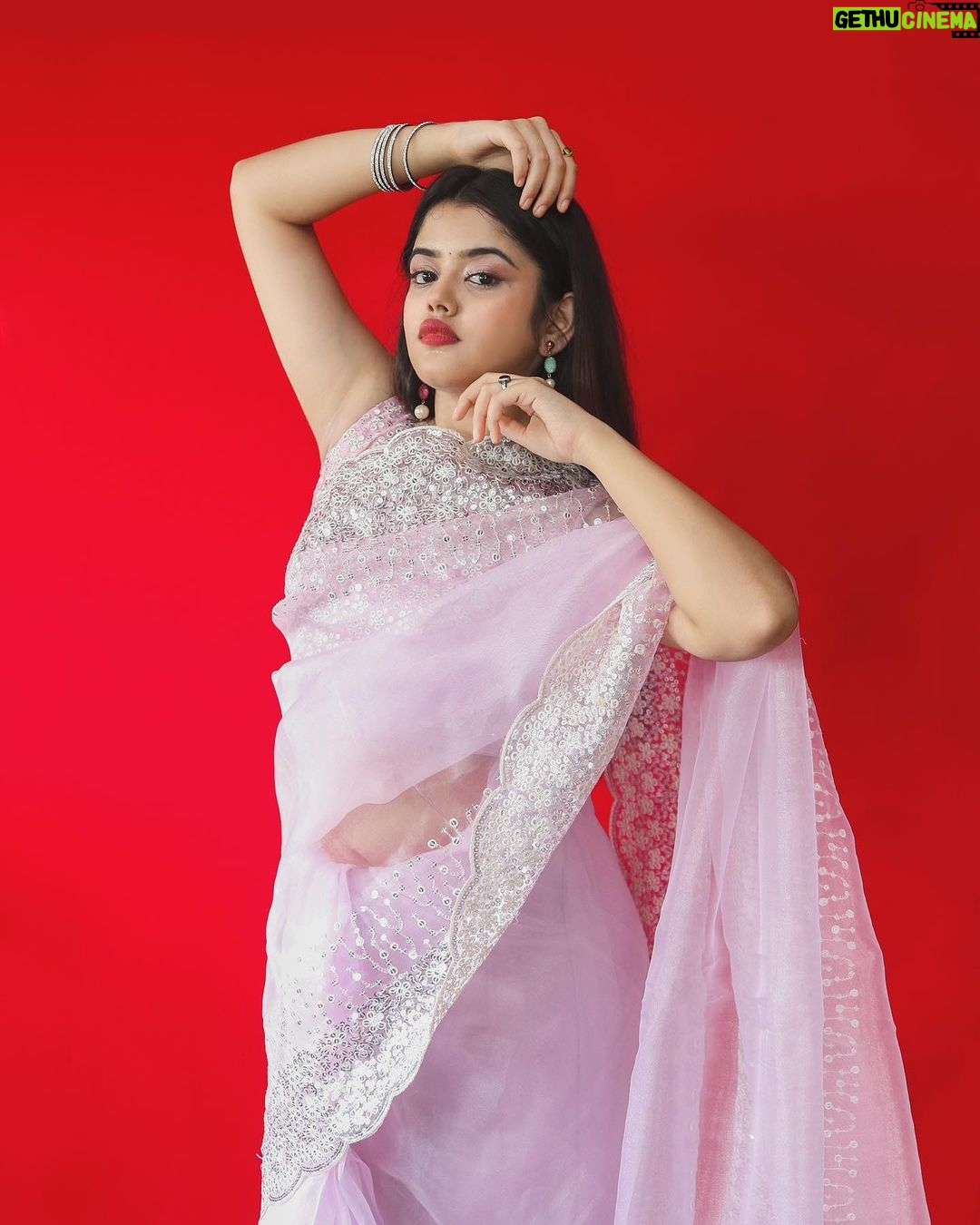 Ketaki Kulkarni Instagram - Usse jitna dekhu, utna sochu, kya usse mein kehdu? 👀✨❤️ Captured by @the.redframe_ Makeup and hair @glamorous_vanshikajain Edited by @sk__sunny_007 #saree #saaree #sareelove #ketakikulkarni