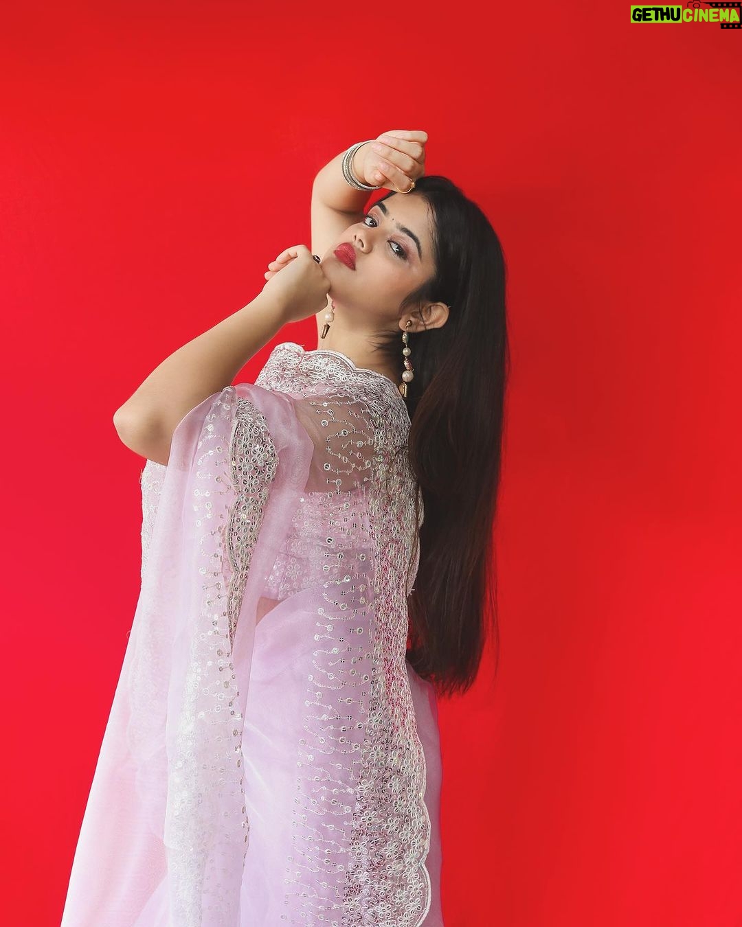 Ketaki Kulkarni Instagram - Usse jitna dekhu, utna sochu, kya usse mein kehdu? 👀✨❤️ Captured by @the.redframe_ Makeup and hair @glamorous_vanshikajain Edited by @sk__sunny_007 #saree #saaree #sareelove #ketakikulkarni