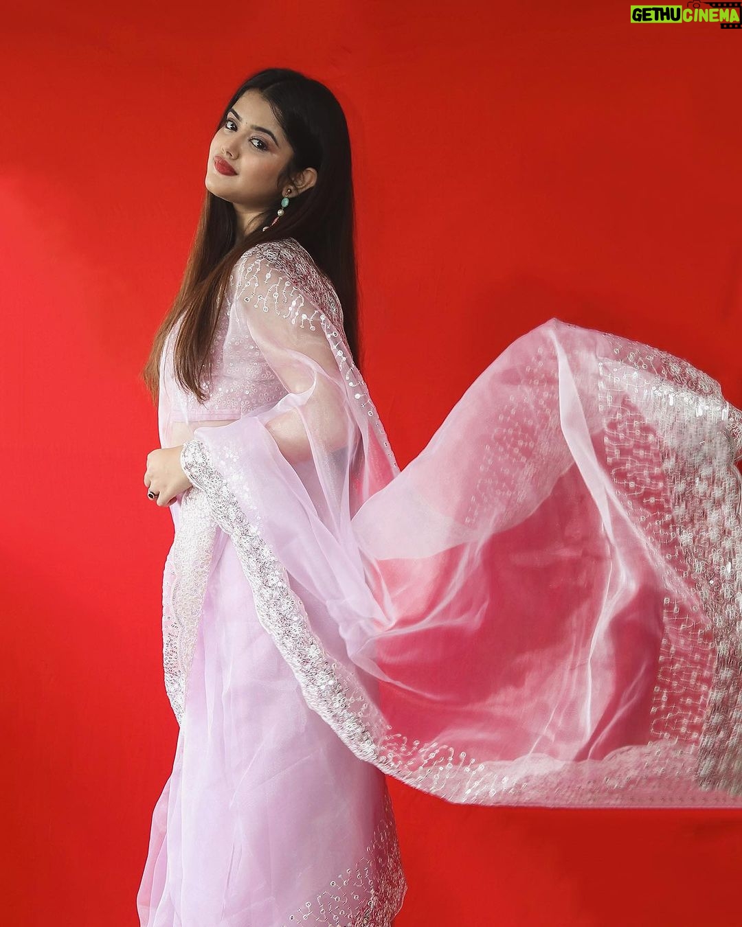 Ketaki Kulkarni Instagram - Usse jitna dekhu, utna sochu, kya usse mein kehdu? 👀✨❤️ Captured by @the.redframe_ Makeup and hair @glamorous_vanshikajain Edited by @sk__sunny_007 #saree #saaree #sareelove #ketakikulkarni