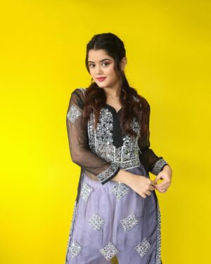 Ketaki Kulkarni Instagram - Look in my eyes they’ll tell you the truth ✨🖤

Wearing @anahita.chikankari 
MUA & hair @glamorous_vanshikajain 
Captured by @the.redframe_ 
Edited by @sk__sunny_007

#ketakikulkarni #instagram #chikankari #kurti