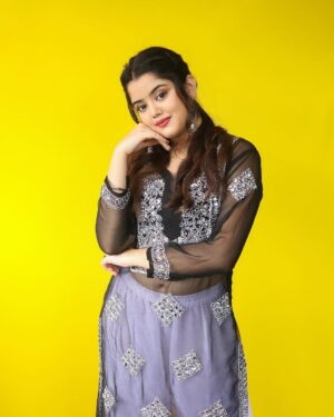 Ketaki Kulkarni Instagram - Look in my eyes they’ll tell you the truth ✨🖤

Wearing @anahita.chikankari 
MUA & hair @glamorous_vanshikajain 
Captured by @the.redframe_ 
Edited by @sk__sunny_007

#ketakikulkarni #instagram #chikankari #kurti