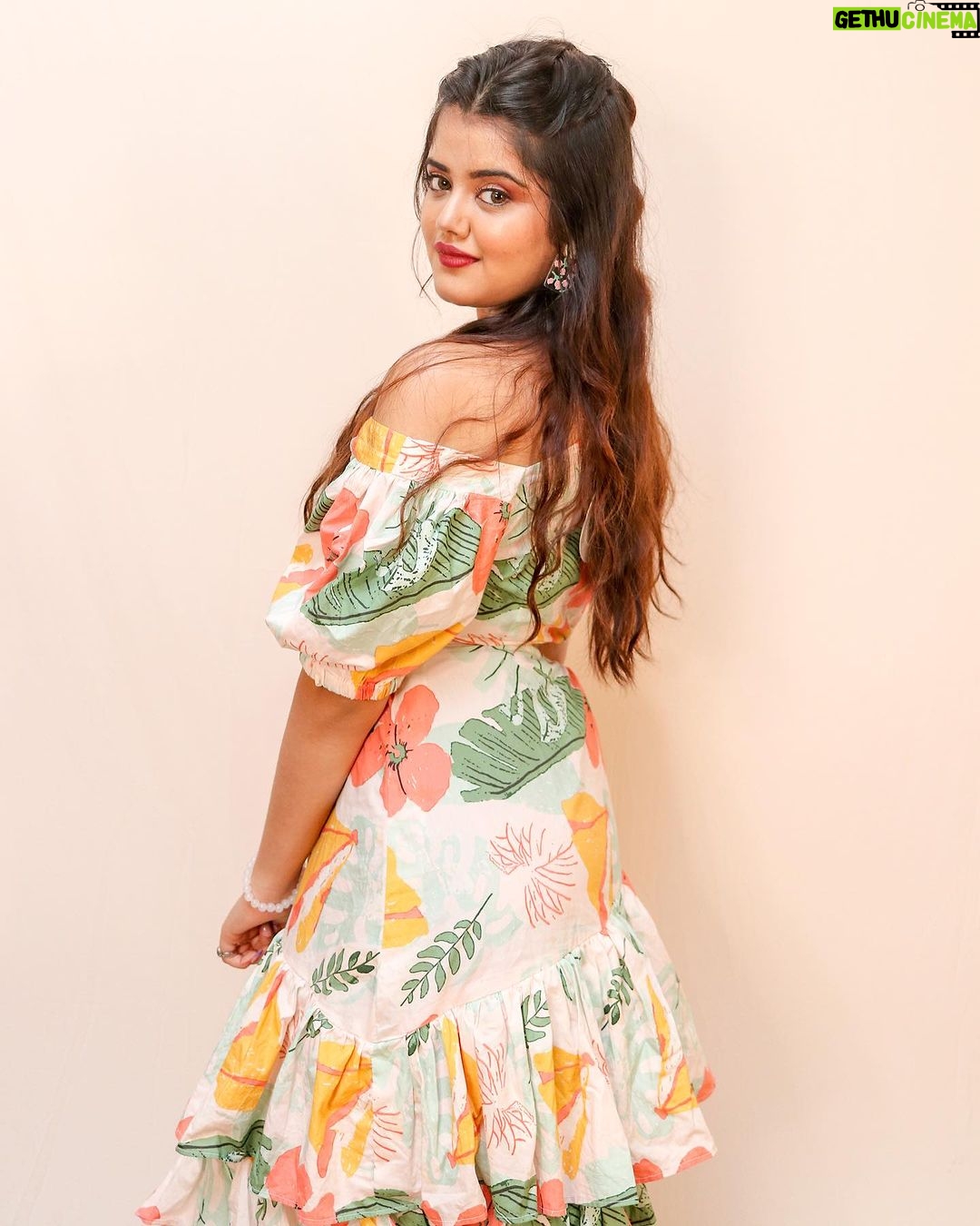 Ketaki Kulkarni Instagram - Feeling Flower-ful! πΈβ¨π₯ Wearing @15buttons MUA & hair @glamorous_vanshikajain Captured by @the.redframe_ Earrings @purpleblliss Lenses @priya.optics #ketakikulkarni #instagram #photoshoot #floral #flowers