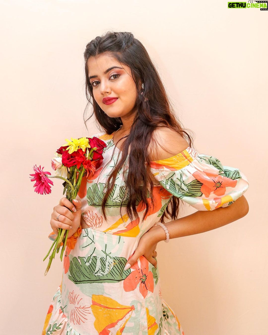 Ketaki Kulkarni Instagram - Feeling Flower-ful! πΈβ¨π₯ Wearing @15buttons MUA & hair @glamorous_vanshikajain Captured by @the.redframe_ Earrings @purpleblliss Lenses @priya.optics #ketakikulkarni #instagram #photoshoot #floral #flowers