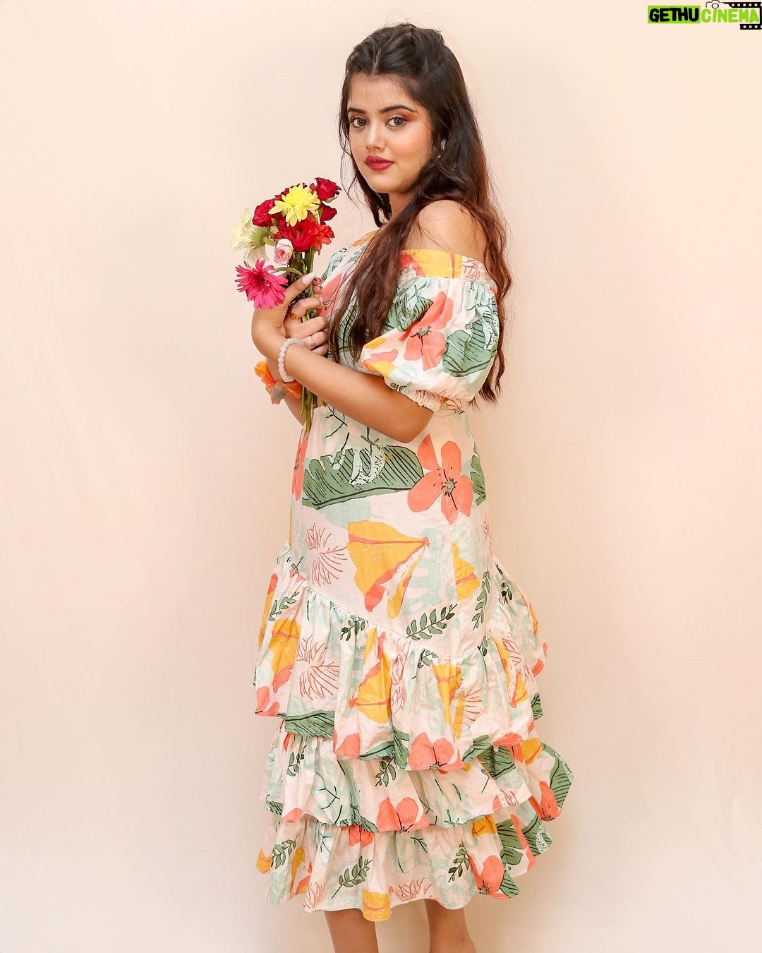 Ketaki Kulkarni Instagram - Feeling Flower-ful! πΈβ¨π₯ Wearing @15buttons MUA & hair @glamorous_vanshikajain Captured by @the.redframe_ Earrings @purpleblliss Lenses @priya.optics #ketakikulkarni #instagram #photoshoot #floral #flowers