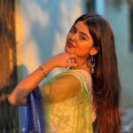 Ketaki Kulkarni Instagram - Flaunting my Indian-ness ✨🪷🦢🔅 #nofilter #indianwear #ethnic #ethnicwear #diwali #diwali2023 #indian #ketakikulkarni #instagram