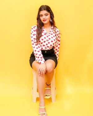 Ketaki Kulkarni Instagram - 👀♥️

Wearing @bestbuyclothiing 
MUA and Hair @glamorous_vanshikajain 
Pc @the.redframe_ 
Accessories @purpleblliss