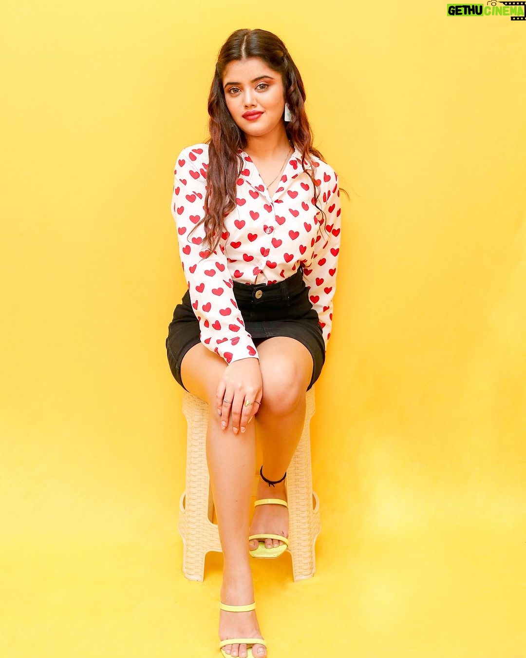 Ketaki Kulkarni - 8.8K Likes - 👀♥️
Wearing @bestbuyclothiing
MUA and Hair @glamorous_vanshikajain
Pc @the.redframe_
Accessories @purpleblliss