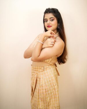 Ketaki Kulkarni Instagram - But she is looking at you! ✨

MUA & hair by @glamorous_vanshikajain 
Captured by @the.redframe_ 
Outfit by @15buttons 
Accessories by @purpleblliss 

#ketakikulkarni #instagram