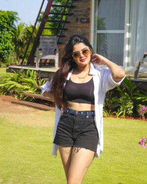 Ketaki Kulkarni Instagram - Captivated by the spellbinding beauty of this moment 🤍

📍 @nirvana_ecoagroresort 

#instagram #vacation #panchgani