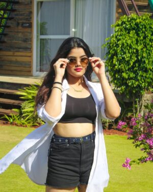 Ketaki Kulkarni Instagram - Captivated by the spellbinding beauty of this moment 🤍

📍 @nirvana_ecoagroresort 

#instagram #vacation #panchgani