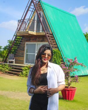 Ketaki Kulkarni Instagram - Captivated by the spellbinding beauty of this moment 🤍

📍 @nirvana_ecoagroresort 

#instagram #vacation #panchgani