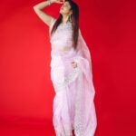Ketaki Kulkarni Instagram - Usse jitna dekhu, utna sochu, kya usse mein kehdu? 👀✨❤️ Captured by @the.redframe_ Makeup and hair @glamorous_vanshikajain Edited by @sk__sunny_007 #saree #saaree #sareelove #ketakikulkarni