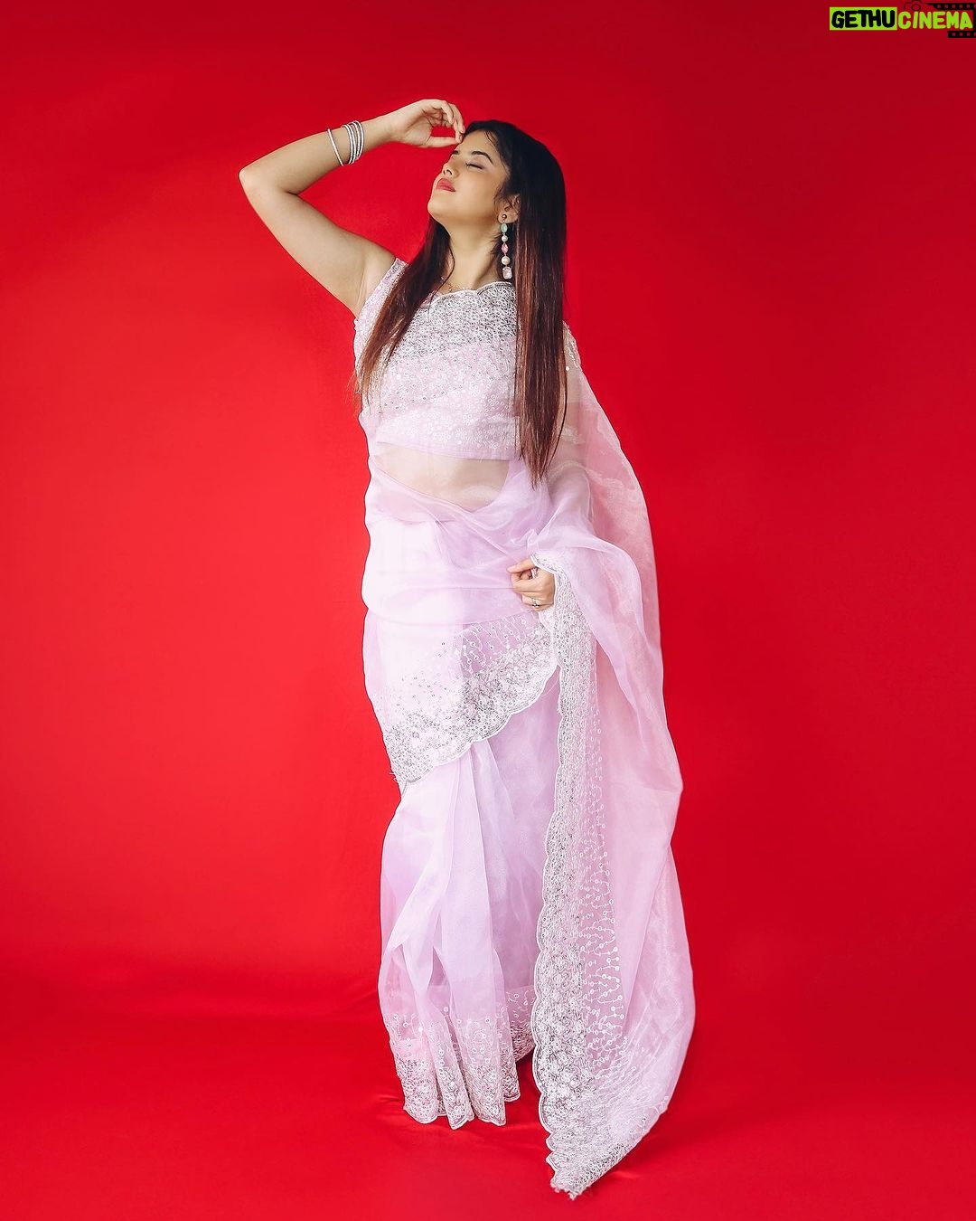 Ketaki Kulkarni Instagram - Usse jitna dekhu, utna sochu, kya usse mein kehdu? 👀✨❤️ Captured by @the.redframe_ Makeup and hair @glamorous_vanshikajain Edited by @sk__sunny_007 #saree #saaree #sareelove #ketakikulkarni