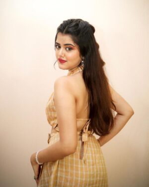 Ketaki Kulkarni Instagram - But she is looking at you! ✨

MUA & hair by @glamorous_vanshikajain 
Captured by @the.redframe_ 
Outfit by @15buttons 
Accessories by @purpleblliss 

#ketakikulkarni #instagram