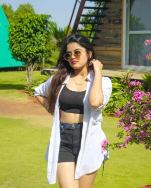 Ketaki Kulkarni Instagram - Captivated by the spellbinding beauty of this moment 🤍

📍 @nirvana_ecoagroresort 

#instagram #vacation #panchgani