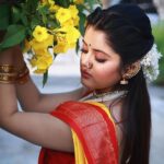 Ketaki Kulkarni Instagram - 🌻💫🦢🌙🍂🪞 MUA @makeupby_khushboopillai Hair @beautyby_looks Captured by @snapshooters__photography #saree #sareefashion #sareelove #ketakikulkarni