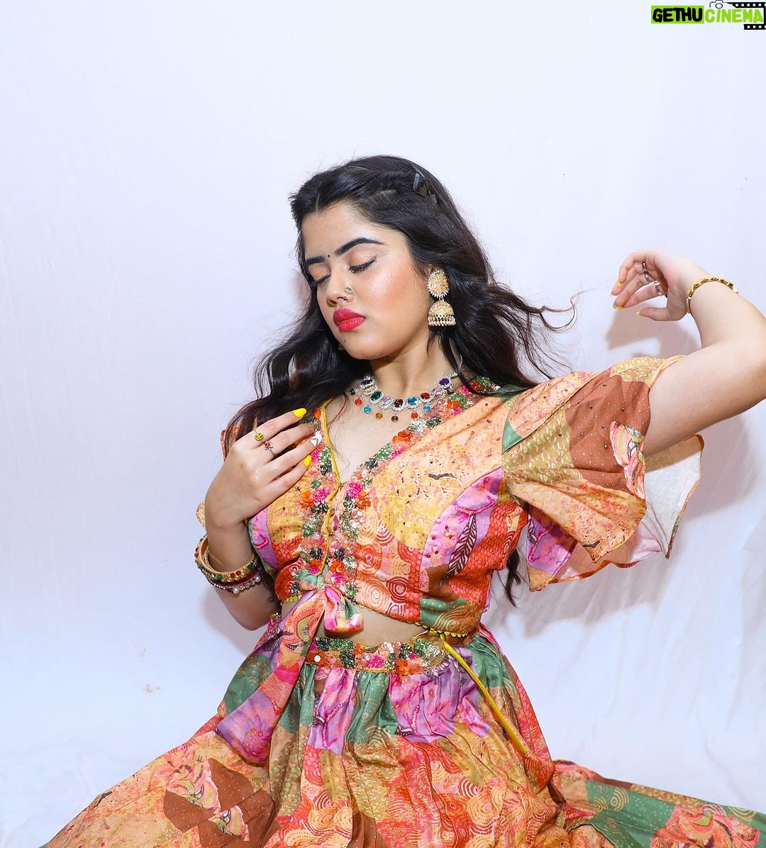 Ketaki Kulkarni Instagram - Happy Diwali everyone! 🪔✨ 📸 @the.redframe_ #diwali #diwalivibes✨ #diwali2023 #happydiwali #diwalioutfit #traditional #indianfestival #festival #festiveseason #festivewear #ketakikulkarni #instagram