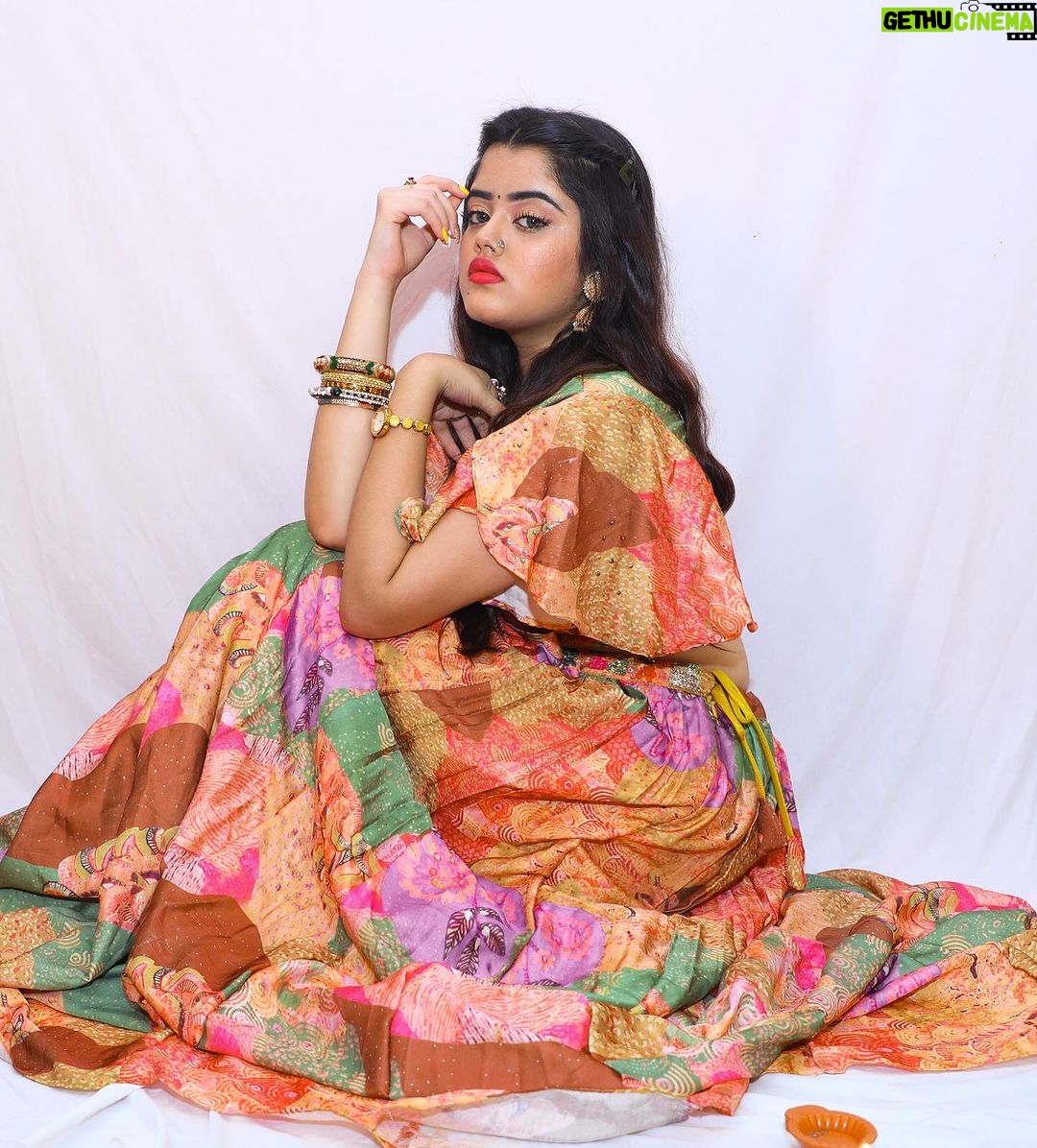 Ketaki Kulkarni Instagram - Happy Diwali everyone! 🪔✨ 📸 @the.redframe_ #diwali #diwalivibes✨ #diwali2023 #happydiwali #diwalioutfit #traditional #indianfestival #festival #festiveseason #festivewear #ketakikulkarni #instagram
