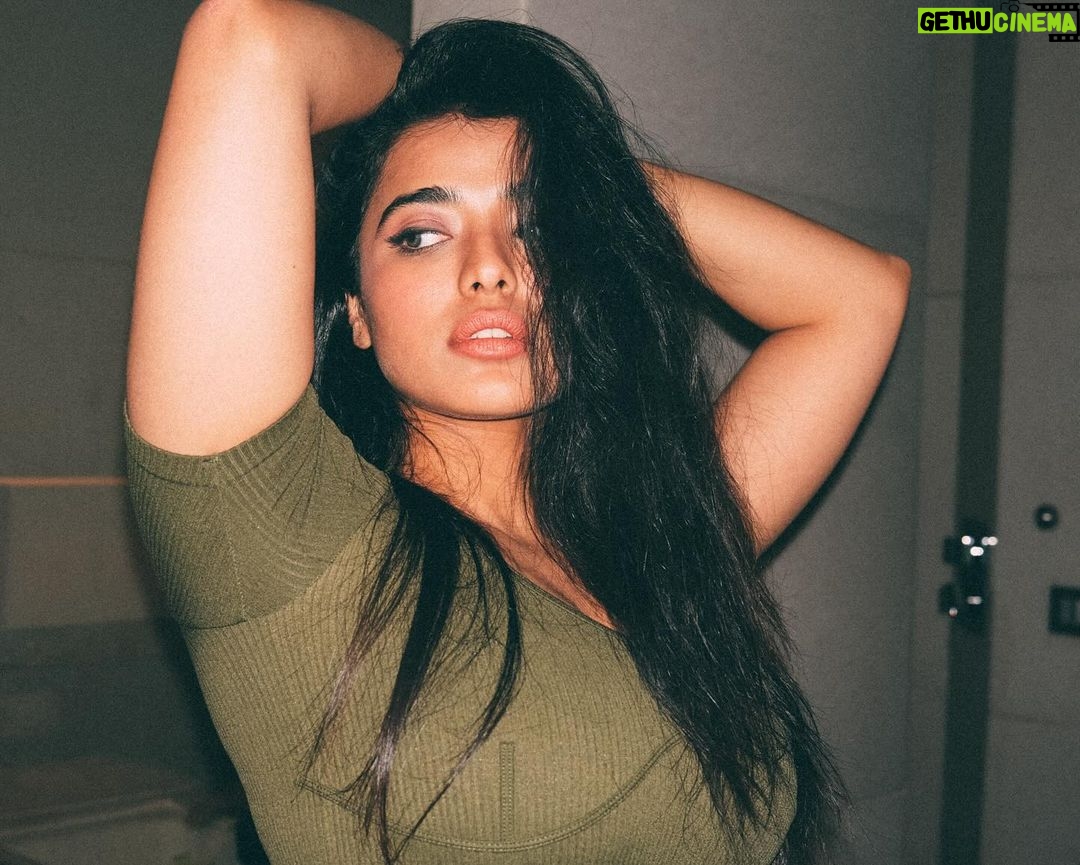 Ketika Sharma Instagram - It’s Full Moon tonight 🌑✨ 📸- @pranav.foto #portrait #month #end