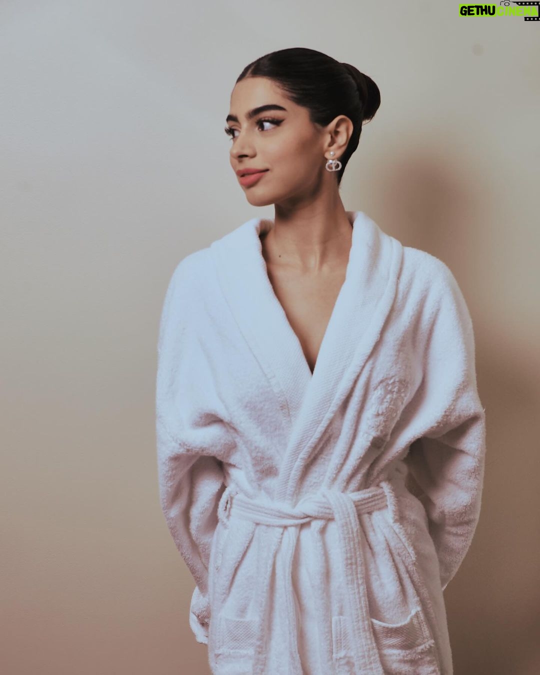 Khushi Kapoor Instagram - ☀️ @dior @blacksocks.studio @tom.seager_ @manpriyajewellery @nikhilmansata