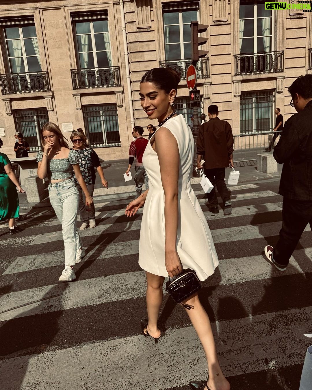 Khushi Kapoor Instagram - In Paris with @dior 🤍 Paris, France