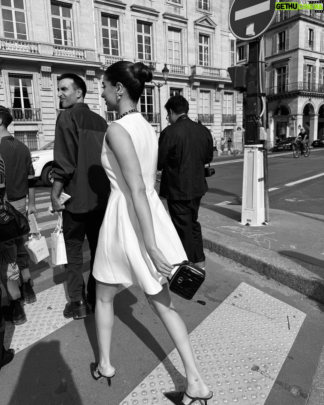 Khushi Kapoor Instagram - In Paris with @dior 🤍 Paris, France