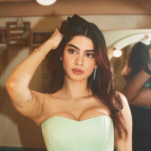 Khushi Kapoor Instagram - Bts💚

Styled by : @mohitrai with @shubhi.kumar @tarangagarwalofficial
Assisted by : @muskanduaaa
Photographer : @kadamajay
Make up : @tanvichemburkar
Hair: @souravv_roy_