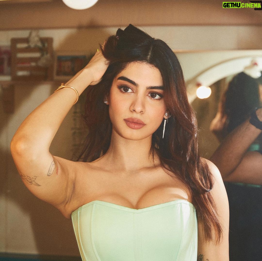 Khushi Kapoor - 225.5K Likes - Bts💚
Styled by : @mohitrai with @shubhi.kumar @tarangagarwalofficial
Assisted by : @muskanduaaa
Photographer : @kadamajay
Make up : @tanvichemburkar
Hair: @souravv_roy_
