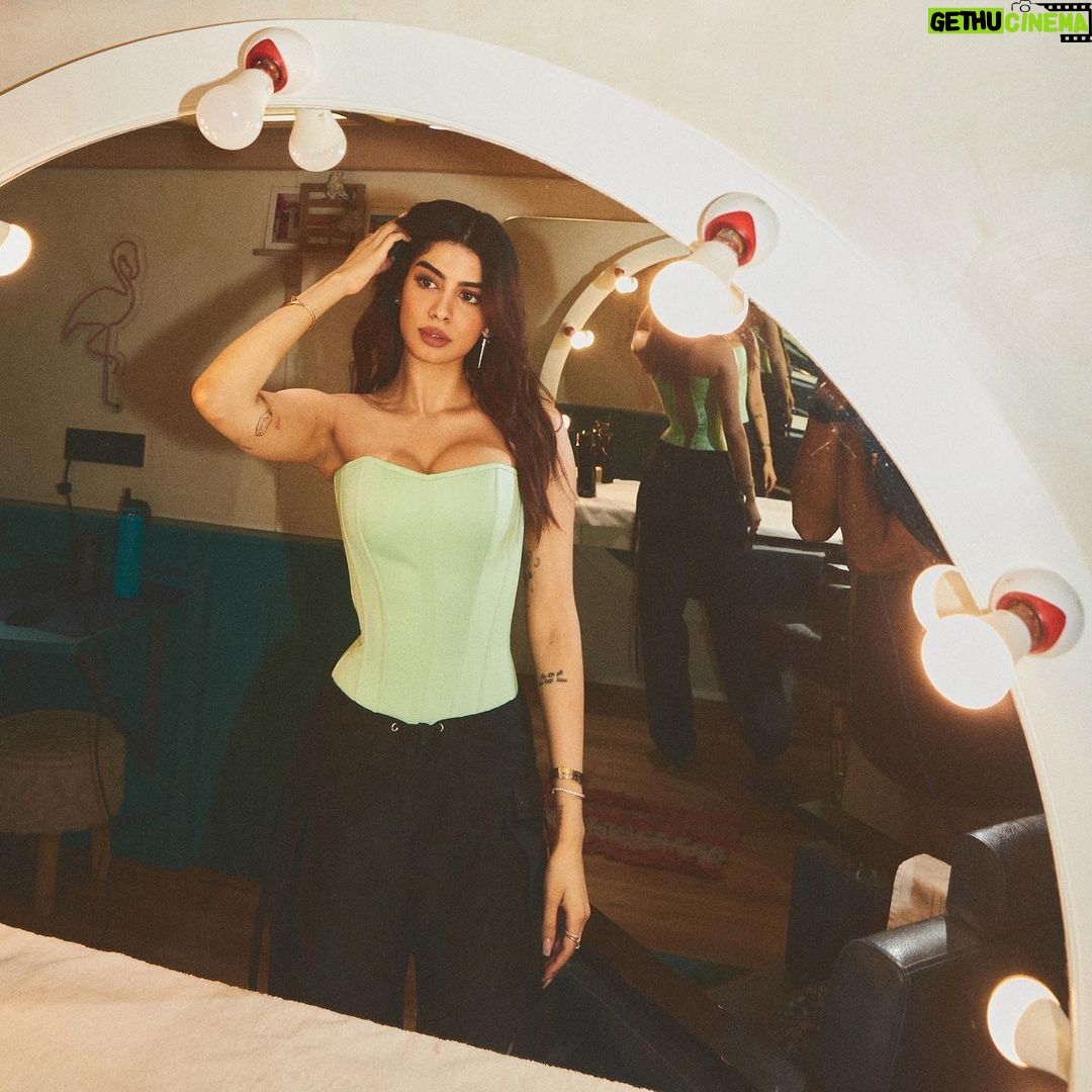 Khushi Kapoor - 225.5K Likes - Bts💚
Styled by : @mohitrai with @shubhi.kumar @tarangagarwalofficial
Assisted by : @muskanduaaa
Photographer : @kadamajay
Make up : @tanvichemburkar
Hair: @souravv_roy_