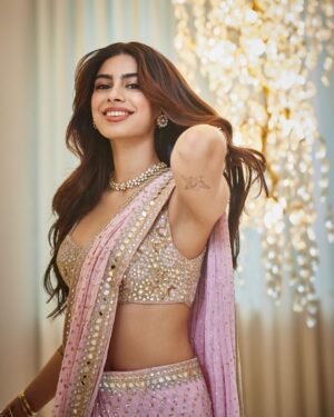Khushi Kapoor Instagram - 🌸

@arpitamehtaofficial 
@spacemuffin27 
@hot.hair.balloon 
@tianakamtephotography