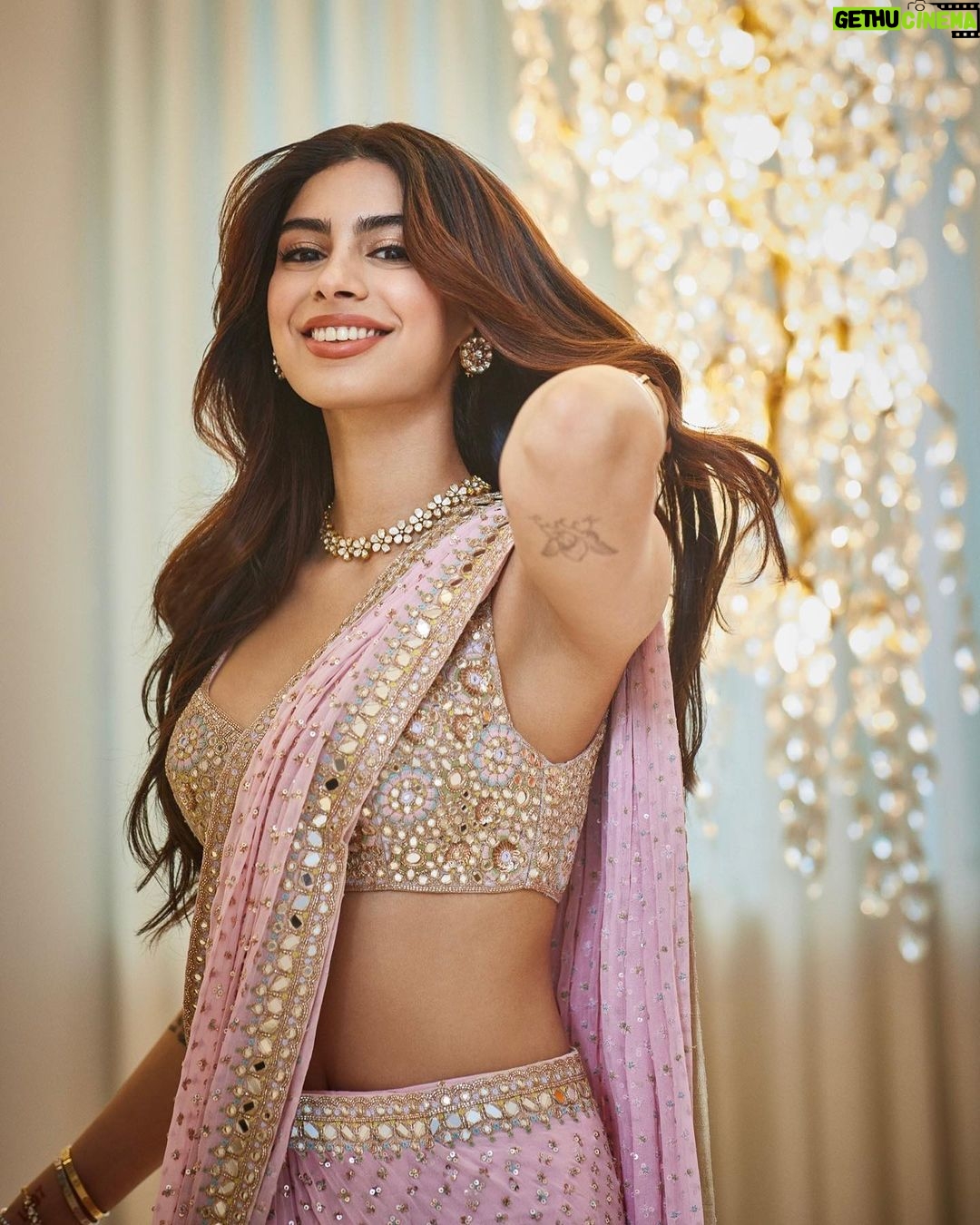 Khushi Kapoor - 361.5K Likes - 🌸
@arpitamehtaofficial
@spacemuffin27
@hot.hair.balloon
@tianakamtephotography