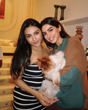 Khushi Kapoor Instagram - 👋🏼